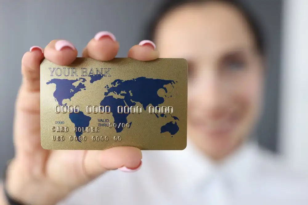 אישה מחזיקה בכרטיס אשראי בינלאומי