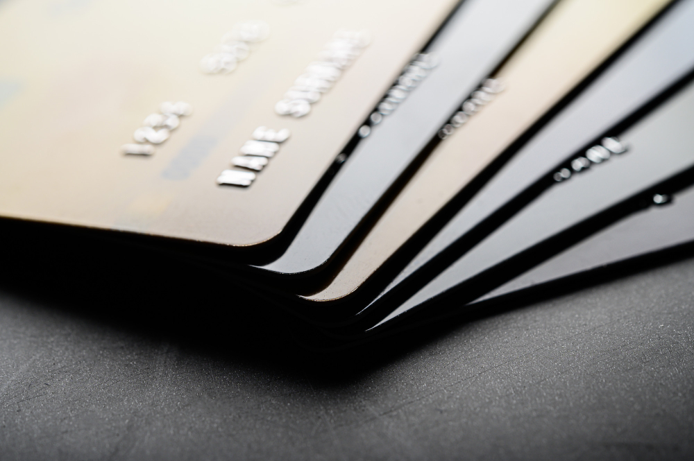 ערימת כרטיסי אשראי בערימה אחד על השני