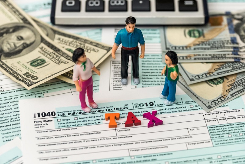 המחשה של משפחה שצריכה לחסוך כסף על תשלום מיסים