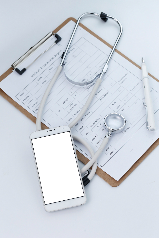 אפליקציית מעקב ביטוחי בריאות כגון ביטוח אובדן כושר עבודה על גבי רקע של מסמכים בריאותיים וסטטוסקופ רפואי