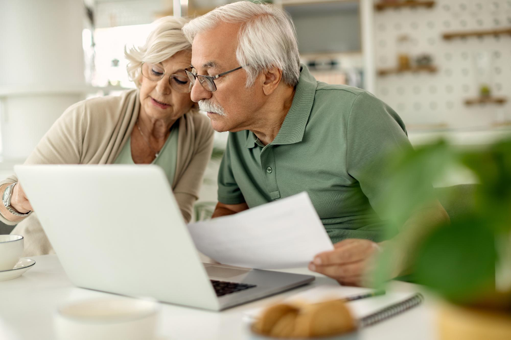 זוג מבוגר עושה ניתוח כלכלי מעמיק אודות המאזן הכלכלי שלהם בחשבונות הפקדון בבנק