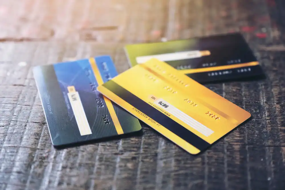 כרטיסי אשראי מונחים על השולחן