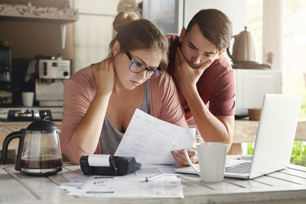 משפחה ממוצעת מבצעת חישובי החזר הלוואה כולל ריביות
