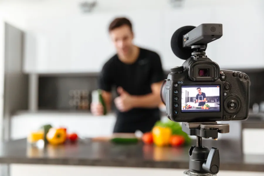איש המצלם סרטון ליוטיוב על ירקות כדי להרוויח כסף