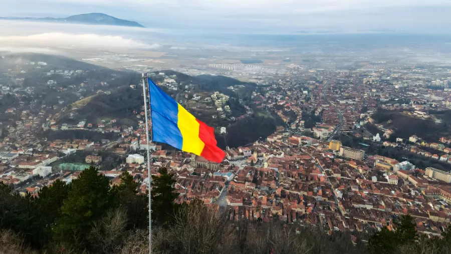 דגל רומניה מתנופף על מדינת רומניה