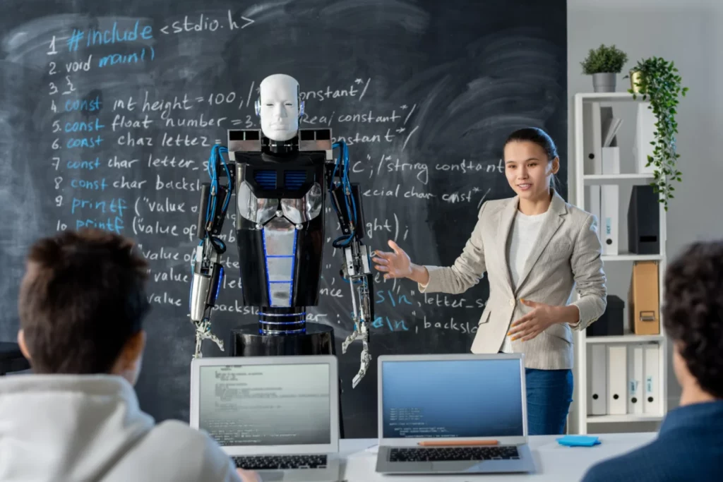 מורה בבית ספר המציגה רובוט בינה מלאכותית כמורה חדש בכיתה