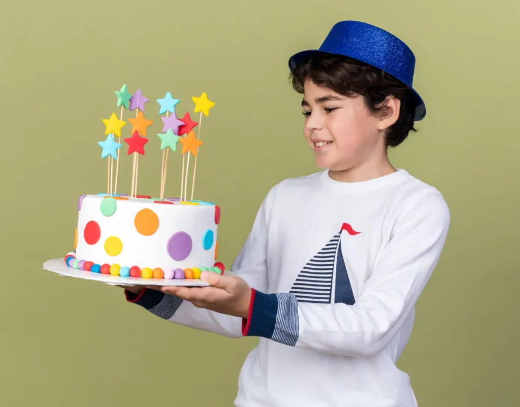 ילד בר מצווה שמח שמחזיק עוגת יום הולדת